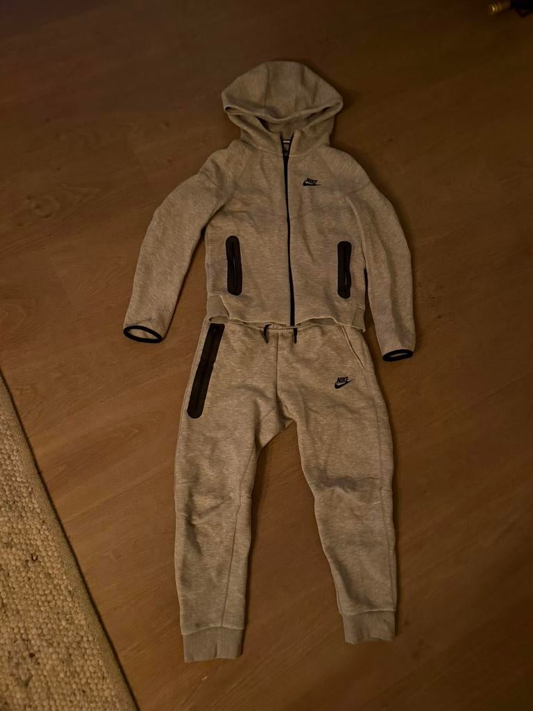 Nike Tech Joggingpak Grijs maat M 137-147 cm, Ophalen of Verzenden, Zo goed als nieuw