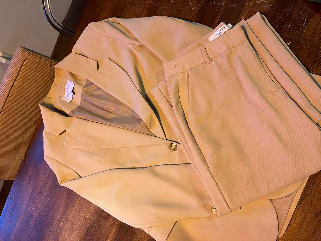 Costes Damespak Lichtbruin Beige - Blazer M, Broek S, Ophalen of Verzenden, Zo goed als nieuw, Maat 38/40 (M), Beige