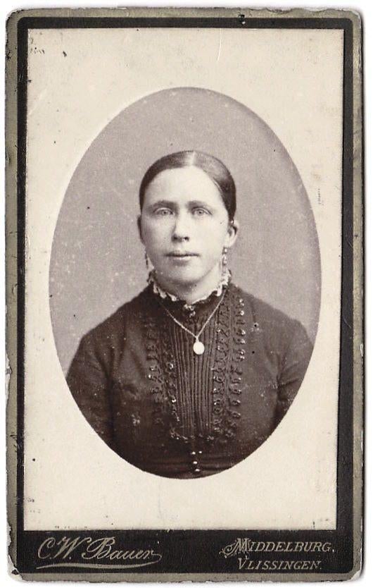 CDV Portret Vrouw Jurk Ovaal Ketting - Foto Bauer Middelburg, Gebruikt, Foto, Ophalen of Verzenden, Voor 1940