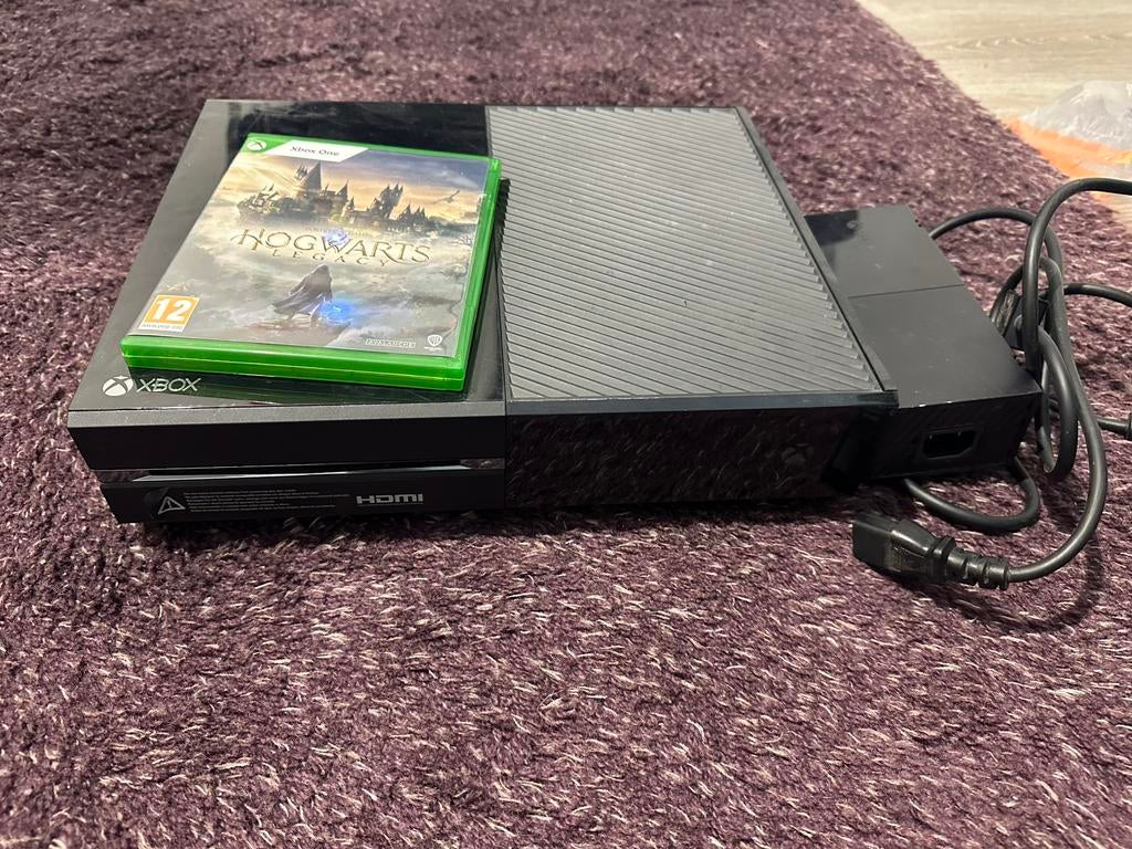 Xbox One Console + 2 spellen (Hogwarts Legacy & It Takes Two, Ophalen of Verzenden, Zo goed als nieuw, 500 GB, Met 2 controllers