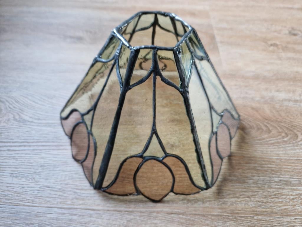 Lampenkap met bloemen in Tiffany-stijl, Huis en Inrichting, Lampen | Lampenkappen, Gebruikt, Ophalen of Verzenden, Tiffany, Overige vormen