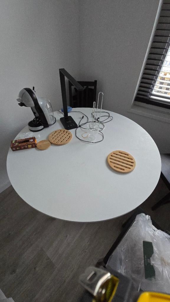 IKEA eettafel - 105 cm - wit, inclusief 4 zwarte stoelen, Huis en Inrichting, Tafels | Eettafels, Ophalen, Rond, Zo goed als nieuw