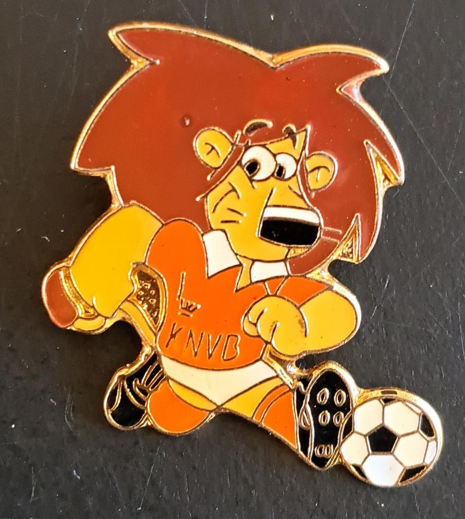 LOEKI PIN - KNVB, Ophalen of Verzenden, Gebruikt, Sport, Speldje of Pin