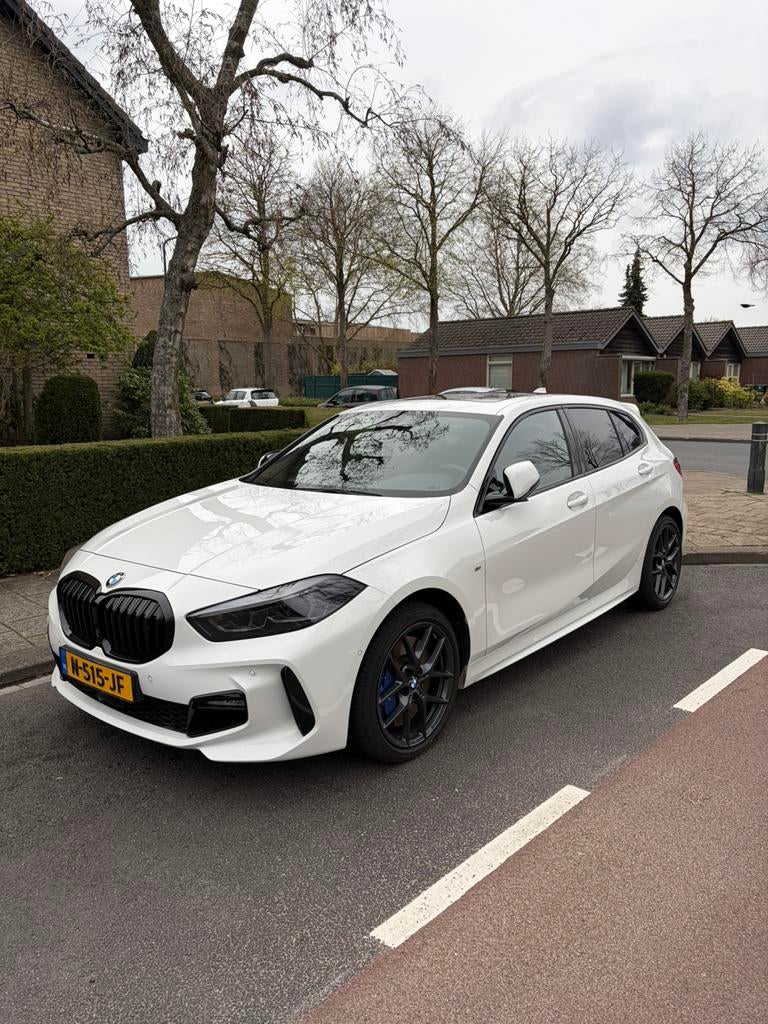 BMW 1-Serie 120i 178pk M-sport leder trekhaak comfort camera, Auto's, 1998 cc, 730 kg, Zwart, 4 cilinders