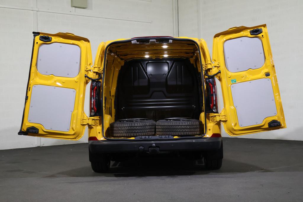 Ford E-Transit Custom 340 L2 H1 Trend 65 kWh Black Line, Automaat, Gebruikt, Overige kleuren, 2124 kg