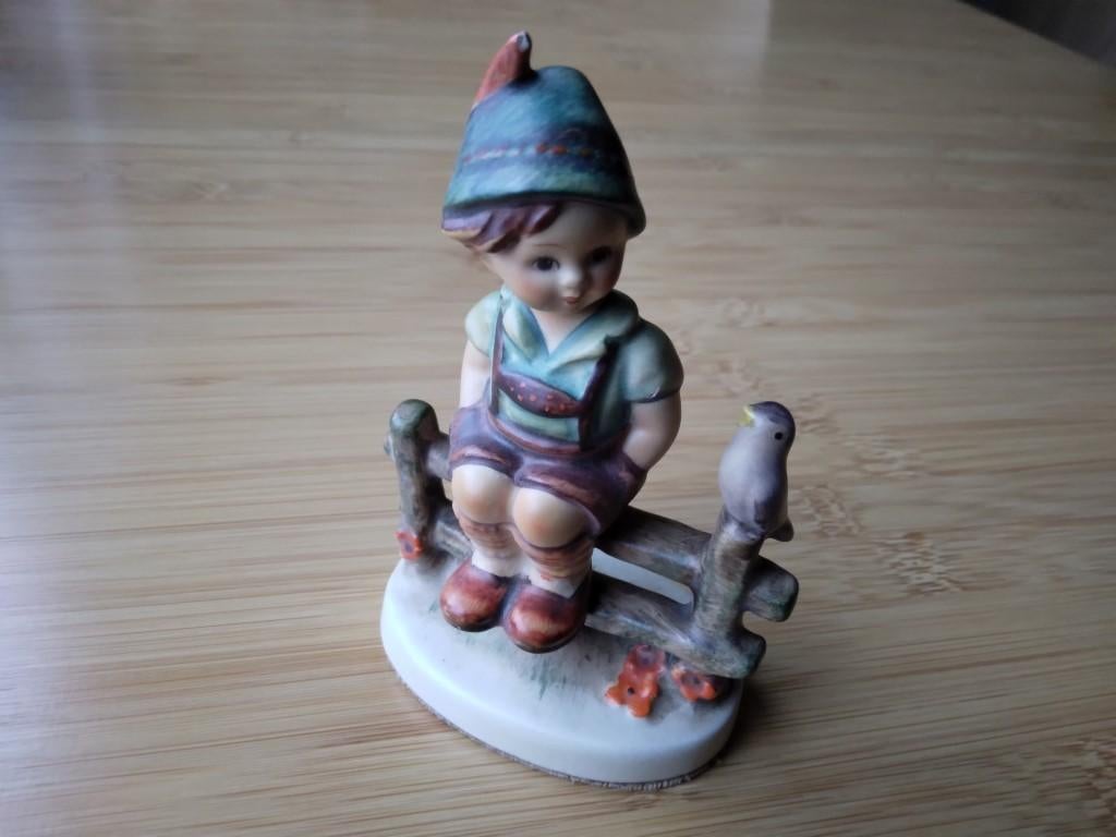 Hummel beeldje - jongen op hekje met vogel, Verzamelen, Beelden en Beeldjes, Zo goed als nieuw, Hummel, Ophalen