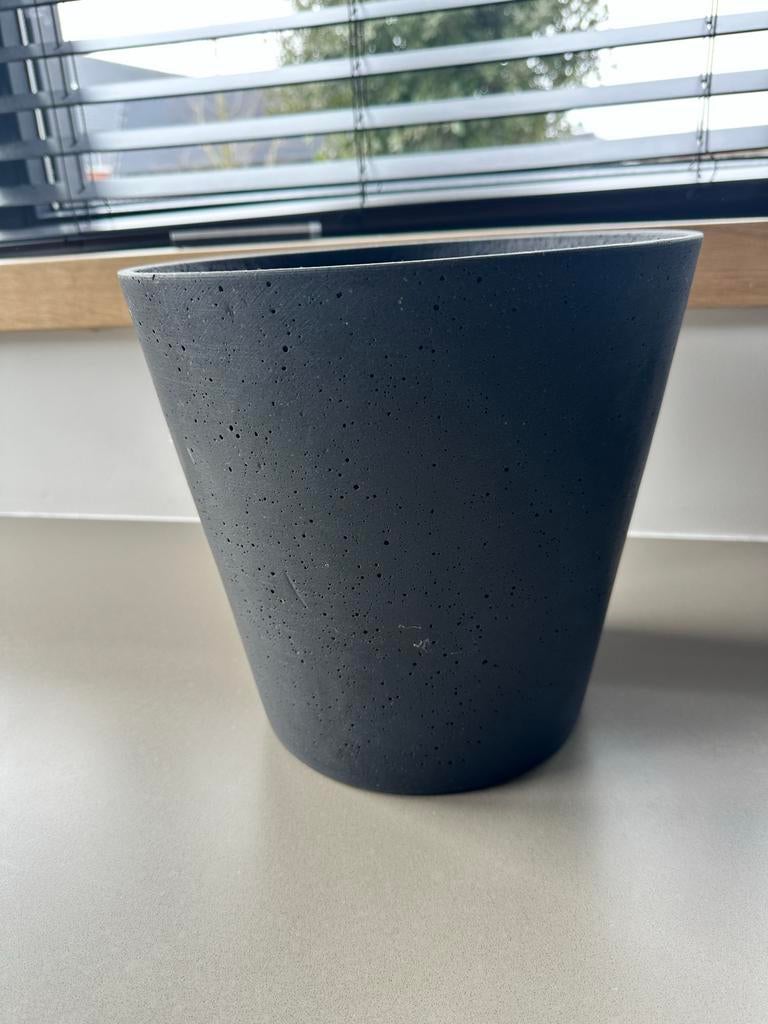 HAY bloempot zonder schotel - Donkergrijs, modern design, Tuin en Terras, Bloempotten, Zo goed als nieuw, Beton, Binnen, Minder dan 40 cm