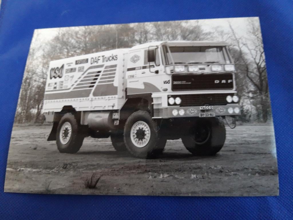 persfoto DAF 3600 volgwagen Parijs-Dakar '88 – zwartwit, Ophalen of Verzenden, Zo goed als nieuw, Auto's