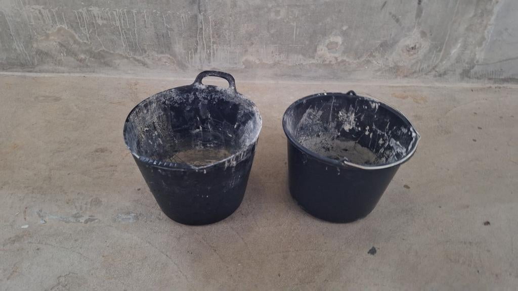 Twee stevige bouwemmers, gebruikt, Ophalen, Gebruikt, Kunststof, Met handgreep