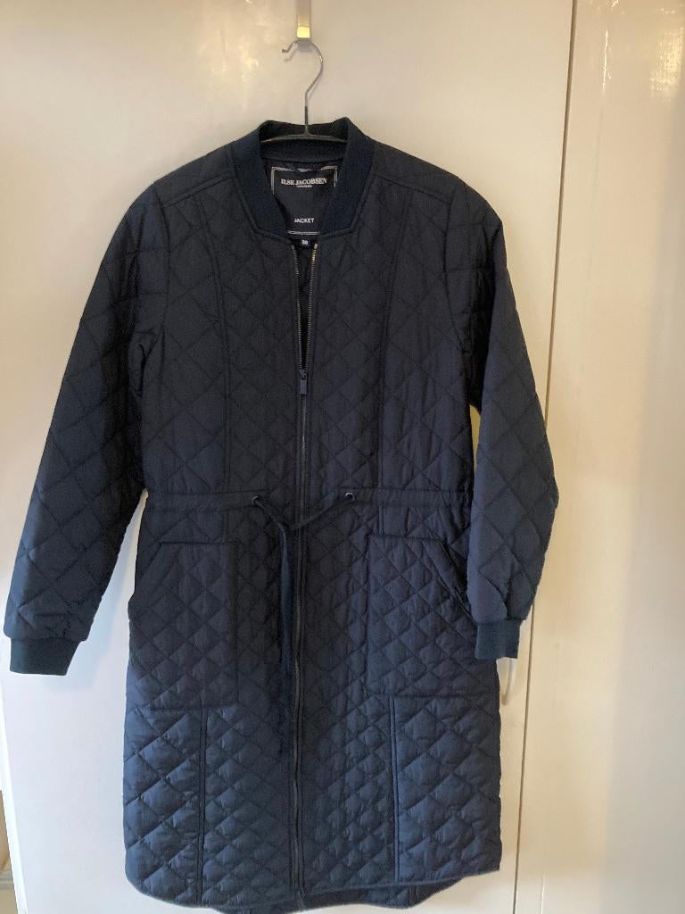 NIEUW Gewatteerde lange tussenjas van Ilse Jacobsen, mt 38, Kleding | Dames, Jassen | Zomer, Nieuw, Maat 38/40 (M), Zwart, Ophalen of Verzenden