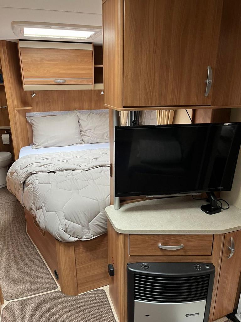 Swift Challenger 570 (2011) – Luxe & compleet, Caravans en Kamperen, Caravans, Vast bed, 75 kg, Treinzit, Particulier