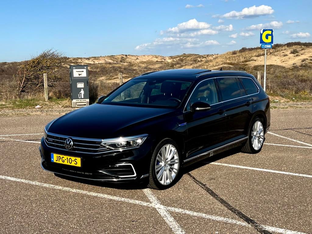 Volkswagen Passat GTE PANO DCC trekhaak 19inch BTW ACC, Auto's, Volkswagen, Zwart, Plug-in hybride, 1600 kg, Geïmporteerd
