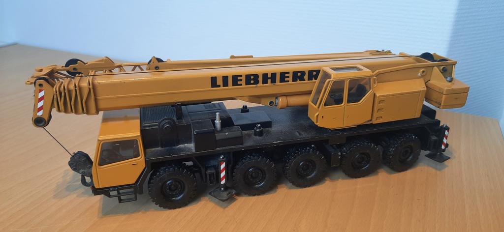Liebherr ltm 1090 hijskraan van conrad (geen nzg of wsi), Hobby en Vrije tijd, Modelauto's | 1:50, Ophalen of Verzenden, Gebruikt