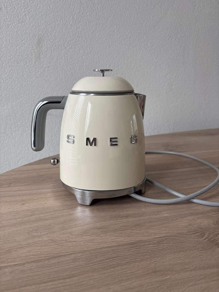 Smeg waterkoker - Stijlvol en functioneel, Witgoed en Apparatuur, Minder dan 1 liter, Ophalen, Zo goed als nieuw, Draadloos