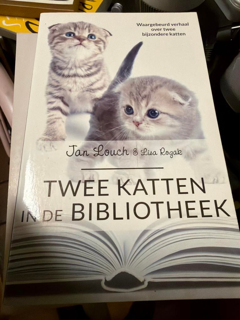 NK1.  Twee Katten in de Bibliotheek - Waargebeurd Verhaal, Ophalen of Verzenden, Zo goed als nieuw, Nederland