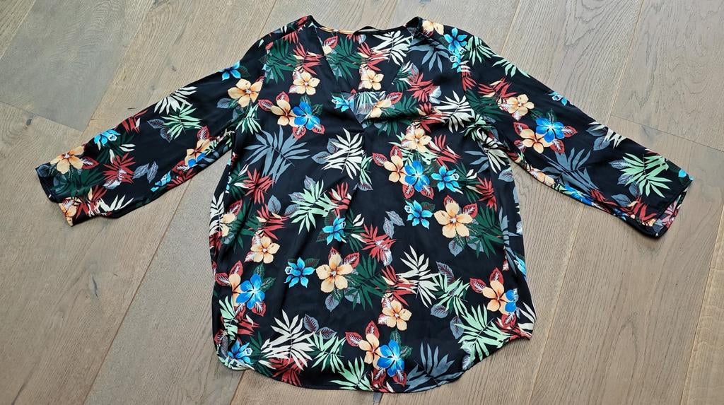 Te koop: Leuke gebloemde blouse van STRADIVARIUS Mt:M, Kleding | Dames, Blouses en Tunieken, Maat 38/40 (M), Zwart, Ophalen of Verzenden