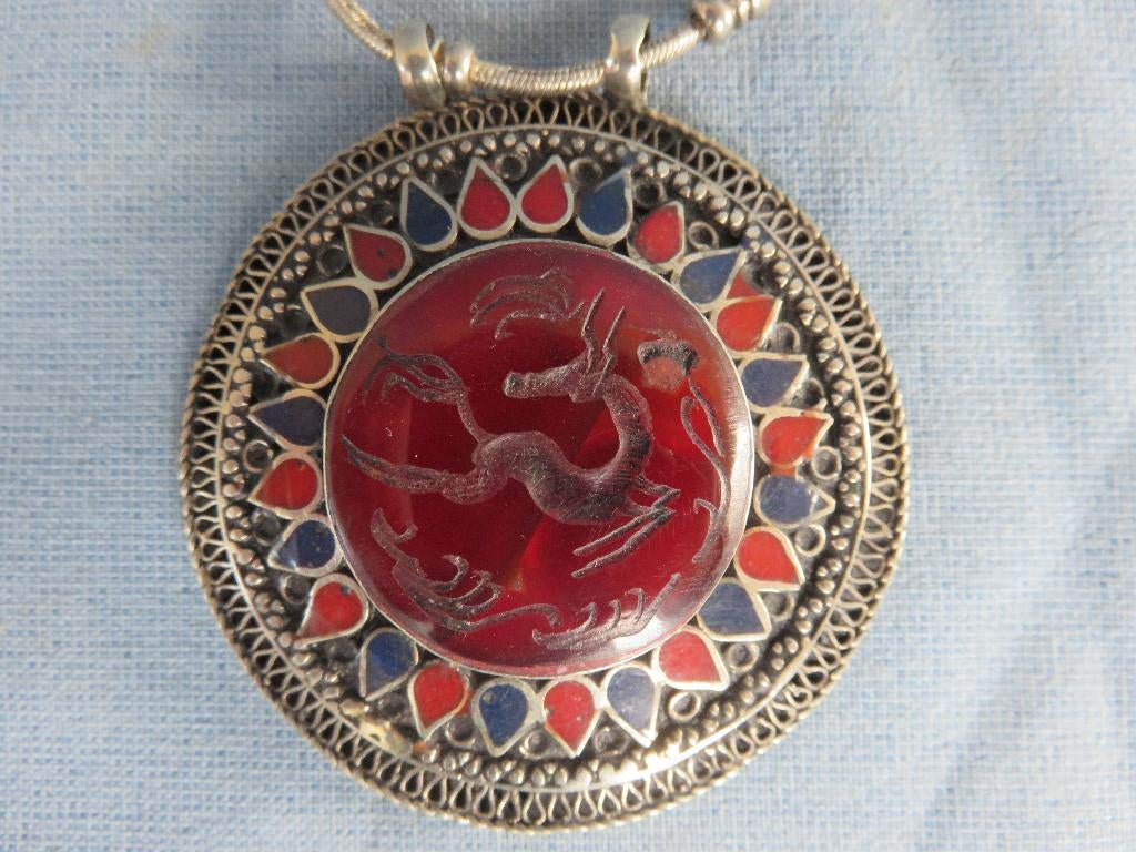 Oude ketting met hanger met Arabisch dier - 20e eeuw, Gebruikt, Ophalen of Verzenden, Zilver, Overige materialen