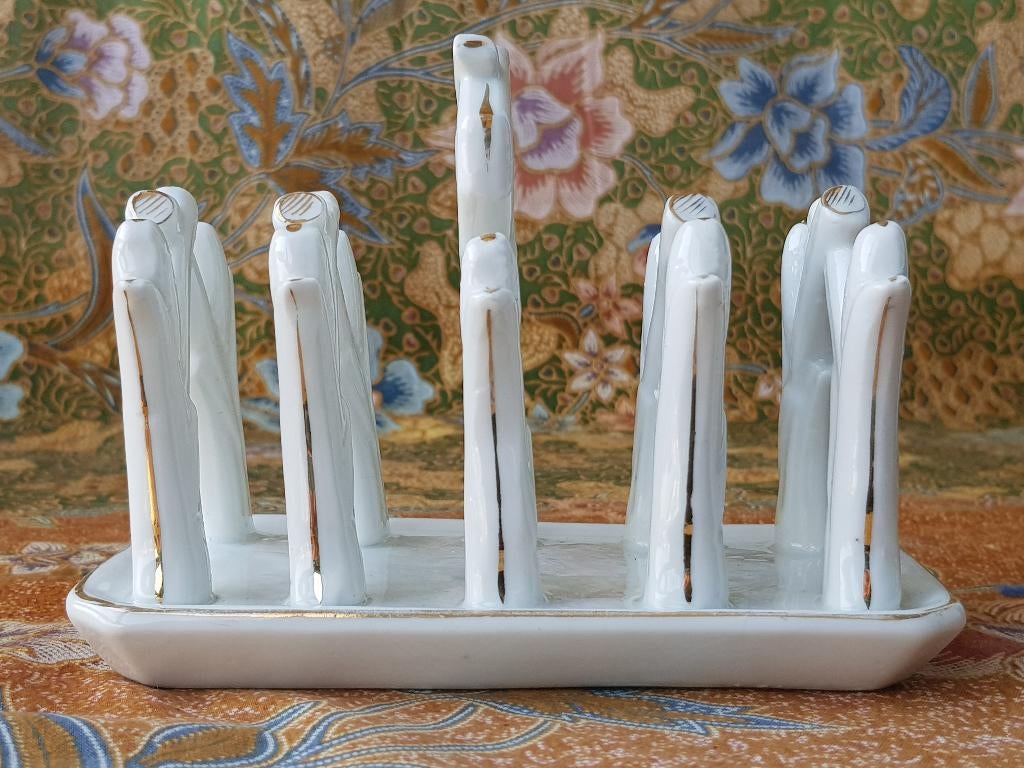 Mooi antiek toastrek uit Engeland van porselein 14,5 cm.