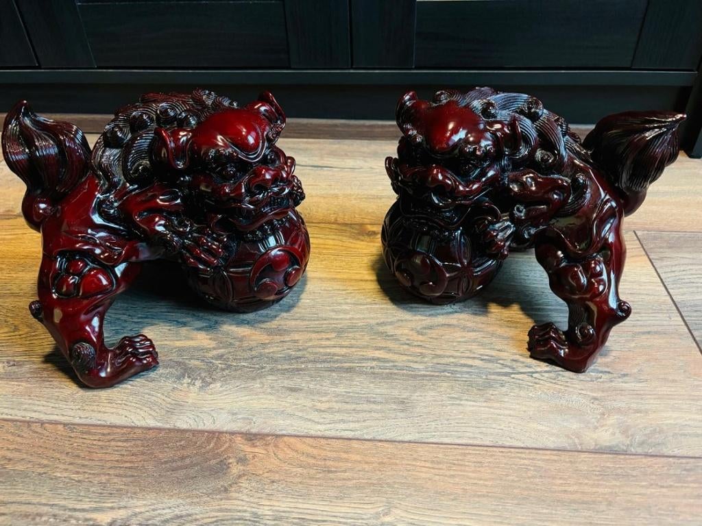 2 porseleinen Chinese Tempelleeuwen in dieprode kleur, Ophalen of Verzenden