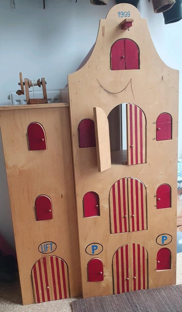Groot houten speelpakhuis - 108x84x31cm met lift, Kinderen en Baby's, Speelgoed | Poppenhuizen, Ophalen, Gebruikt, Poppenhuis
