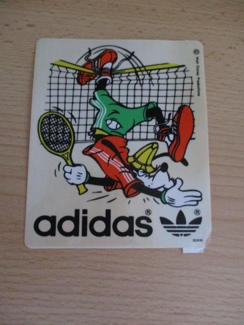 Disney Goofy sticker Adidas - tennissen 13x11cm, Ophalen of Verzenden, Goofy of Pluto, Nieuw, Beeldje of Figuurtje