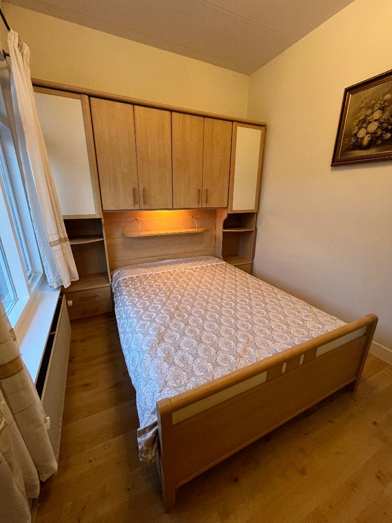 Twee persoons bed met kleding kast en nachtkastjes, Ophalen, Wit, Tweepersoons, 140 cm