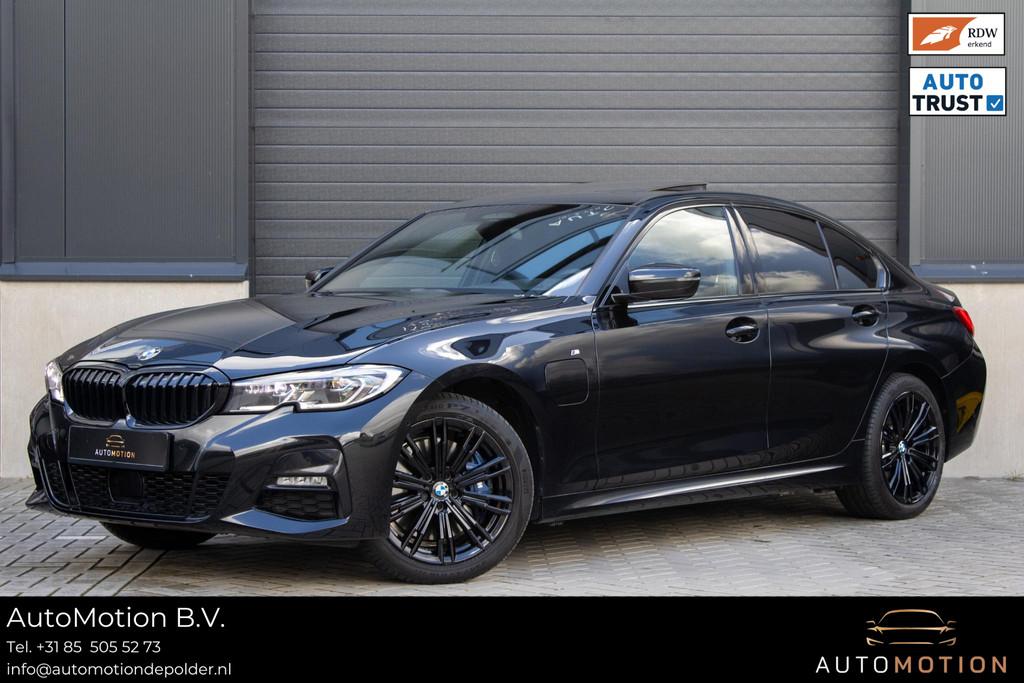 BMW 3-serie 330e PANO MEMORY M PAKKET CAMERA HUD, 1998 cc, Gebruikt, 4 cilinders, Zwart