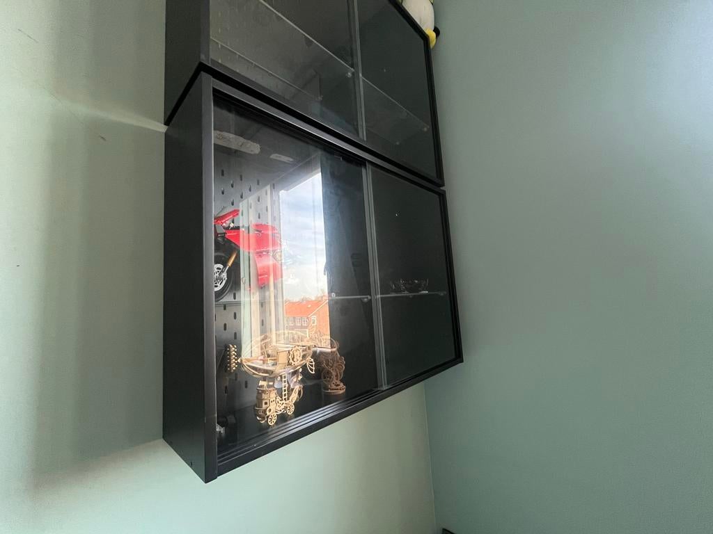 IKEA Uppspel vitrinekast, Huis en Inrichting, Kasten | Vitrinekasten, Ophalen, Gebruikt, Glas, Minder dan 25 cm