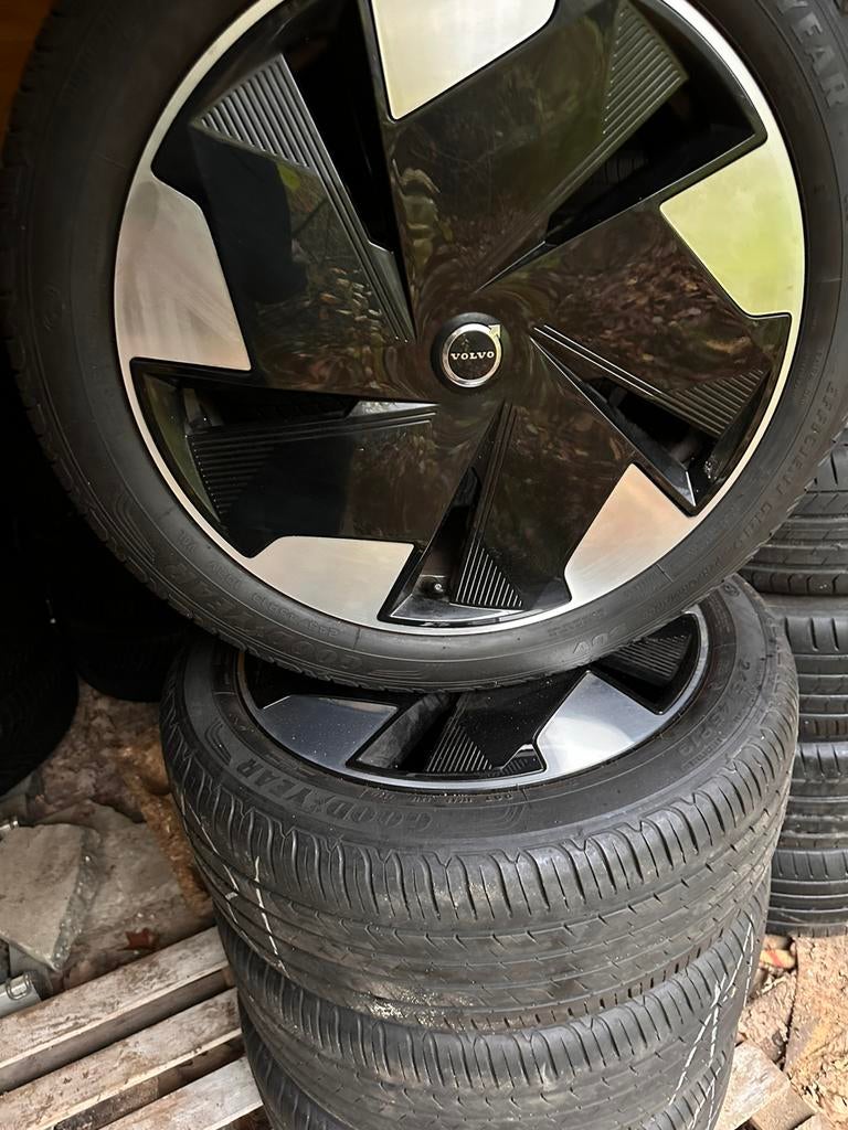 Originele Volvo Ex30 ZGAN zomer en winterset, Auto-onderdelen, Banden en Velgen, Ophalen, 18 inch, Gent, Banden en Velgen