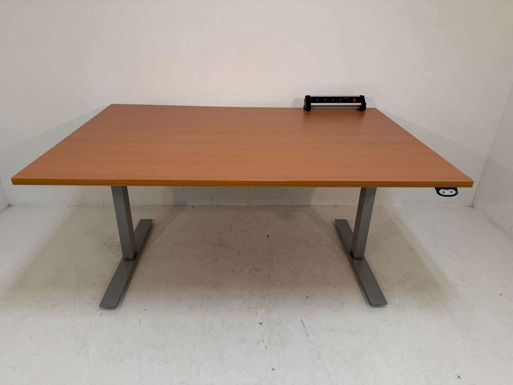 Partij zit/sta bureaus gebruikt 150x100cm €225,- p/st, Niet ingevuld, Niet ingevuld, Niet ingevuld