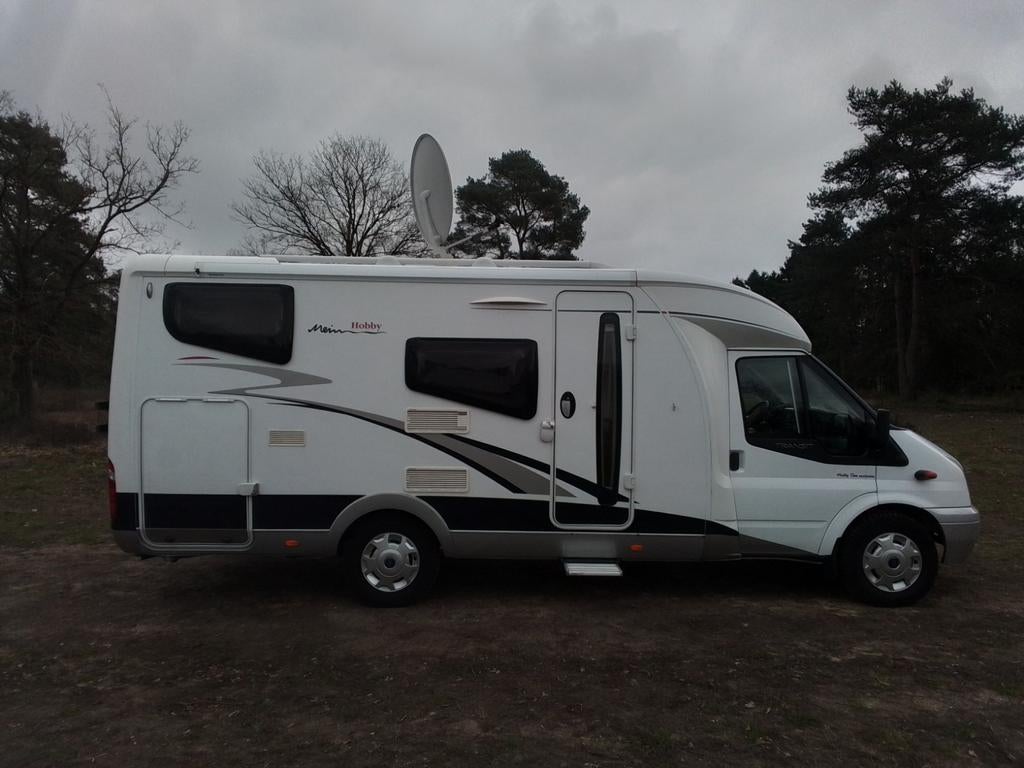 MOOIE HALFINTEGRAAL CAMPER MET WEINIG KM. en ENKELE BEDDEN, Caravans en Kamperen, Campers, Particulier, Half-integraal