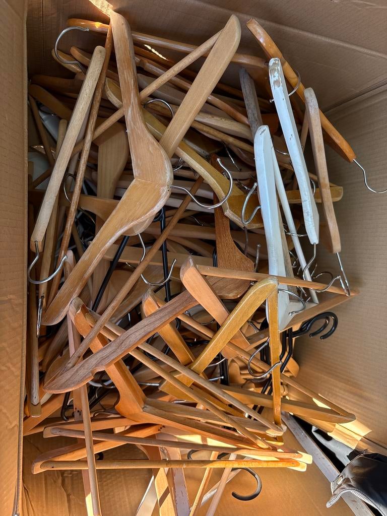 Doos vol (voornamelijk) houten kledinghangers, Kleding | Dames, Kledinghangers, Ophalen, Gebruikt, Hout, Volwassenen