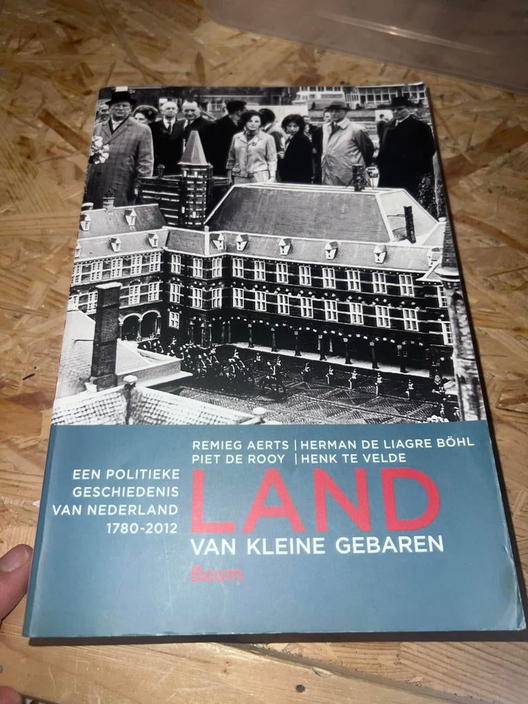 Land van Kleine Gebaren: Politieke Geschiedenis 1780-2012, Ophalen of Verzenden, 20e eeuw of later, Gelezen