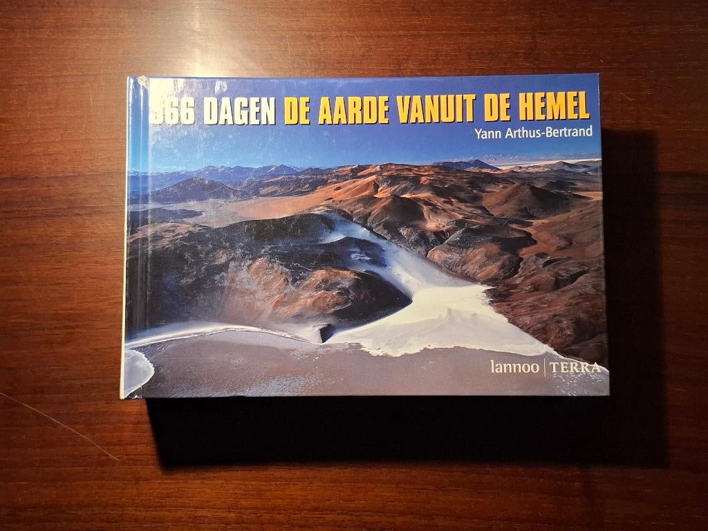 Fotoboek - 366 dagen de aarde vanuit de hemel (2004), Gelezen, Fotografie algemeen, Ophalen of Verzenden, Arthus Bertrand
