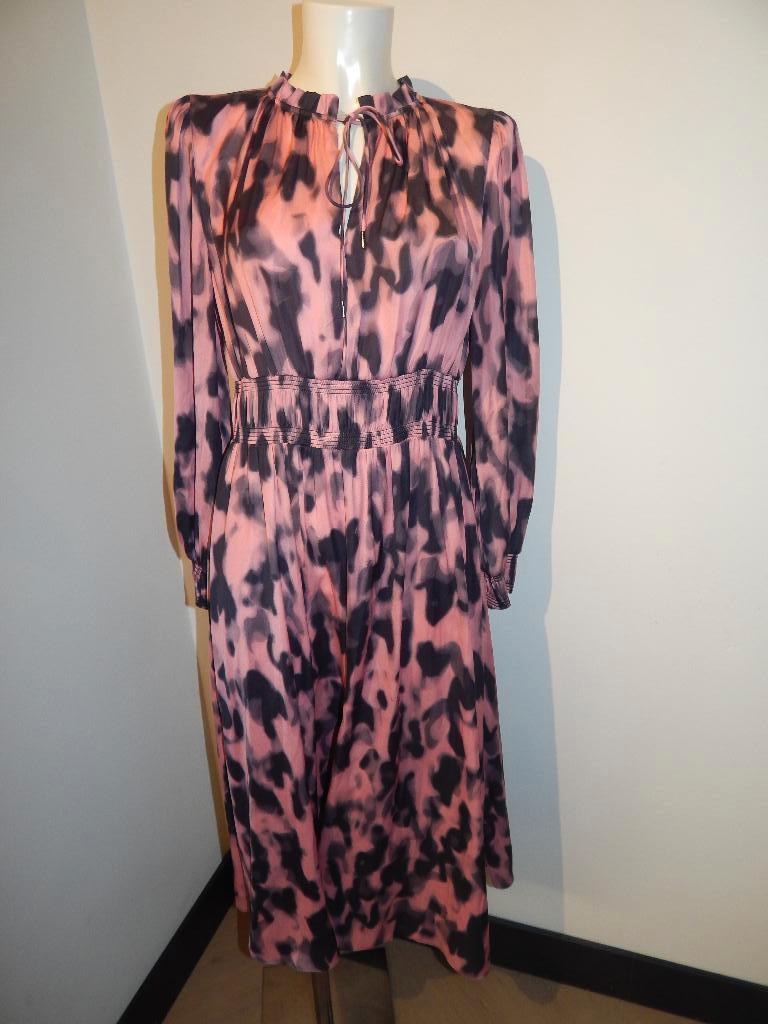 Marccain heerlijke luchtige jurk satijn achtig roze N4