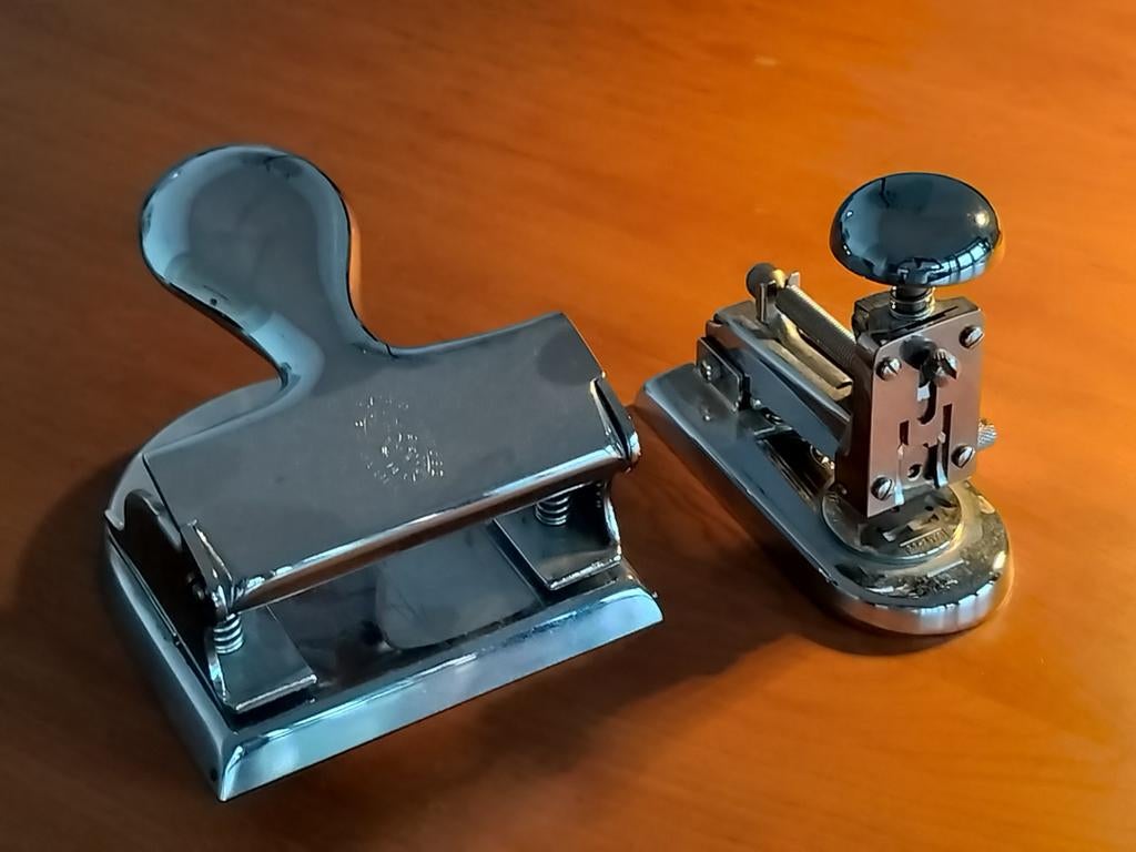 El Casco original perforator/nietmachine bureauset, Antiek en Kunst, Ophalen of Verzenden