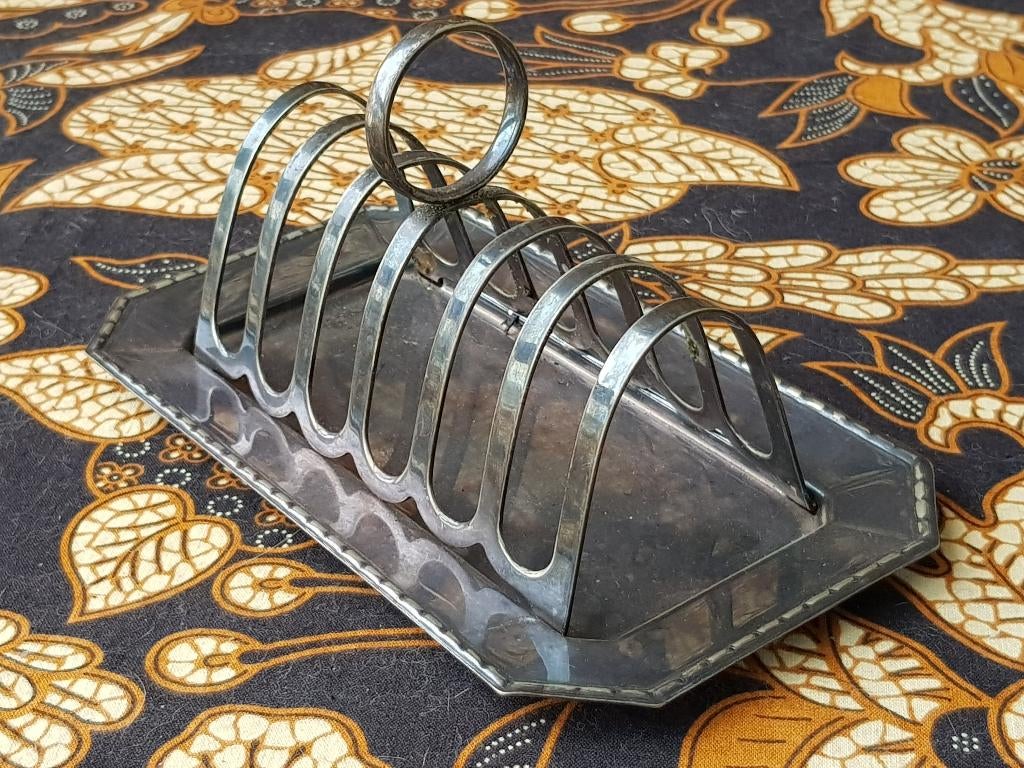 Mooi oud tweedelig silverplate toastrek uit Engeland 18,8 cm