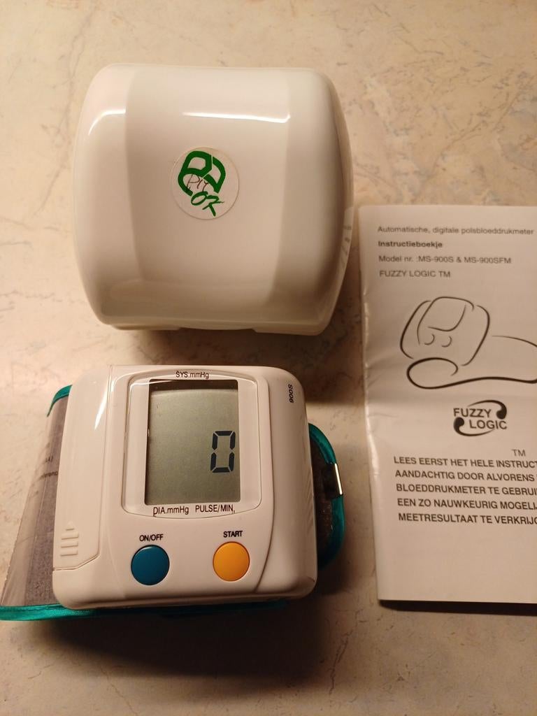 Bloeddrukmeter digitaal met boekje en opbergdoos, Diversen, Verpleegmiddelen, Ophalen, Zo goed als nieuw