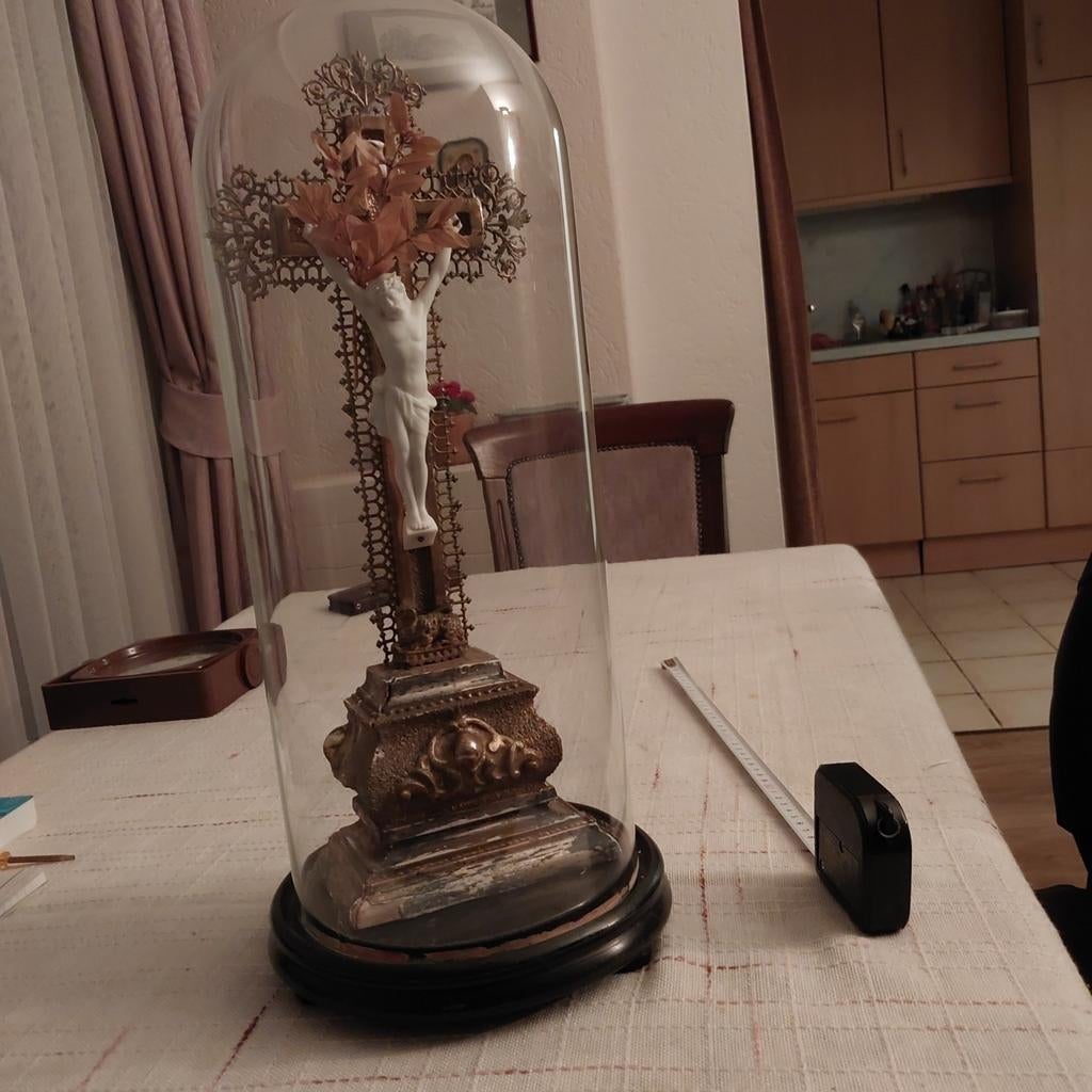 Antiek kruisbeeld in handgebazen glazen stolp, Ophalen