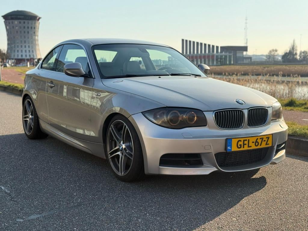 BMW 1-Coupé (e82) 135i 306pk 2011 Grijs, Auto's, Achterwielaandrijving, 4 stoelen, Handgeschakeld, Particulier
