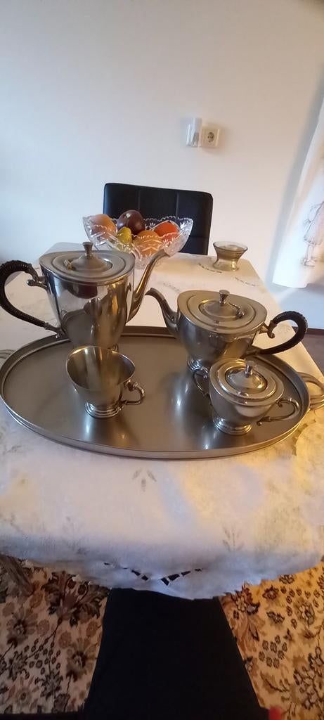 Koffiepot theepot melkkannetje de suikerpot op een blad, Ophalen