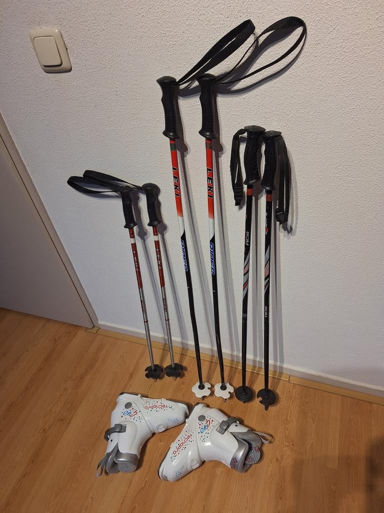 KinderSkistokken uitzoeken 7 euro skischoen  33  nw 25, Ophalen, 100 tot 140 cm, Stokken, Overige merken
