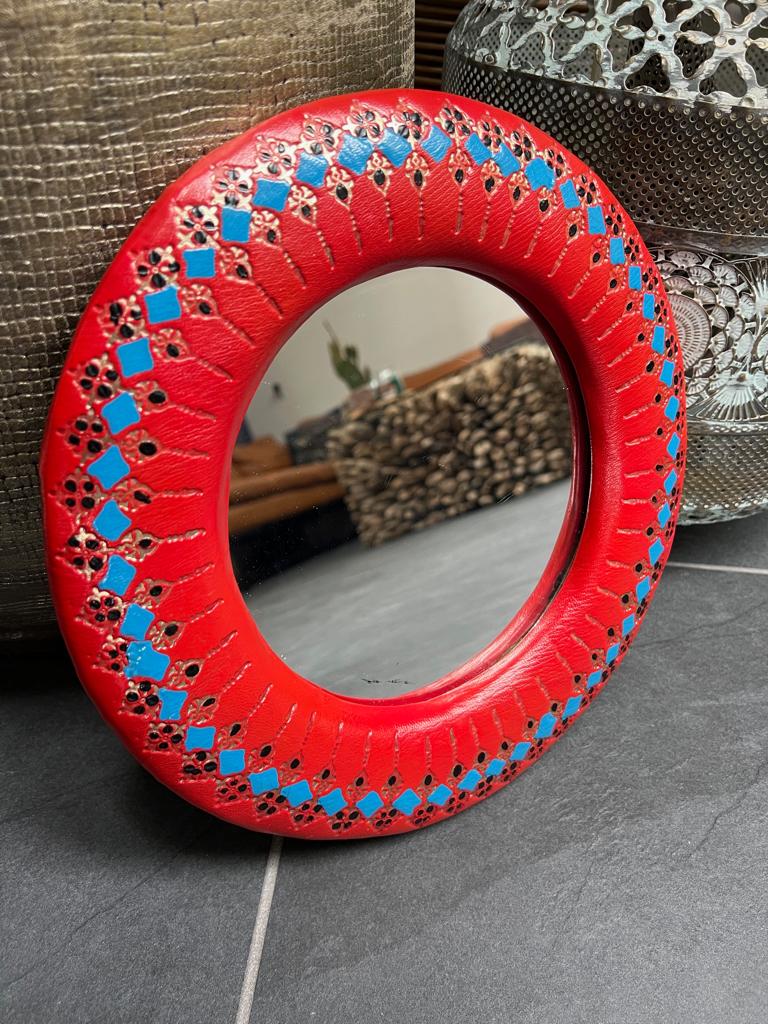 Marokkaanse ronde lederen spiegel handbeschilderd oosters, Huis en Inrichting, Woonaccessoires | Spiegels, Zo goed als nieuw, Minder dan 50 cm