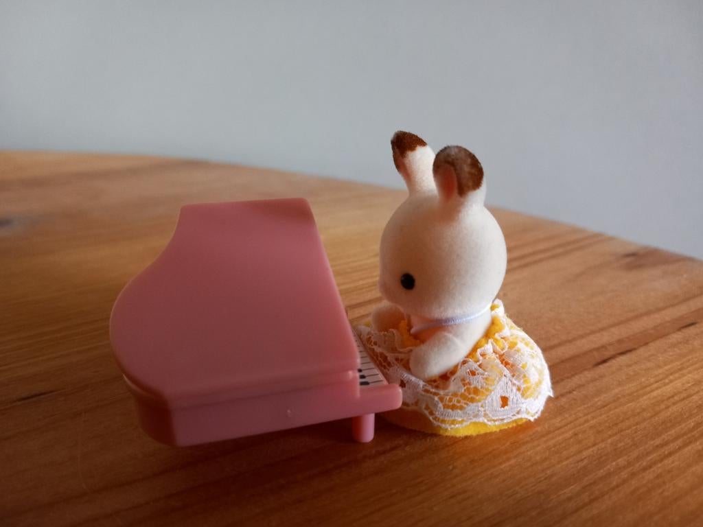 Sylvanian families babykonijn/roze piano, Ophalen of Verzenden, Zo goed als nieuw, Popje