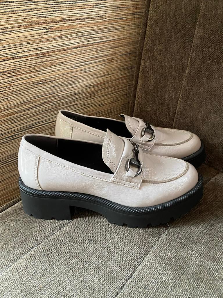 Tamaris loafers lakuitvoering maat 39, Nieuw, Ophalen of Verzenden, Instappers, Beige