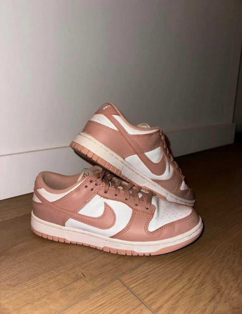 Nike schoenen - Dunk Low Rose Whisper maat 40, Kleding | Dames, Schoenen, Ophalen of Verzenden, Roze, Sneakers of Gympen, Zo goed als nieuw