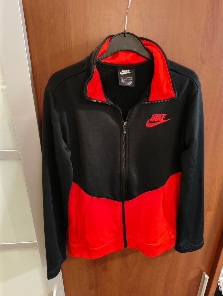 Nike trainingsjas zwart / rood, maat 147 - 158, Ophalen of Verzenden