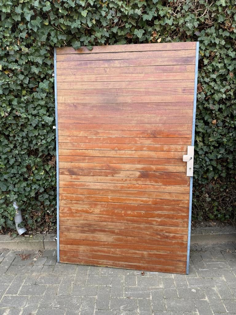Robuuste houten tuinpoort met metalen frame, Ophalen, Gebruikt, 100 tot 150 cm, Looppoort