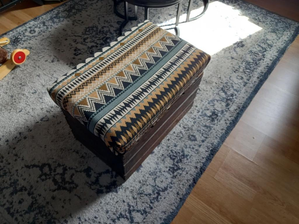 Houten kratje met kussen - Salontafel, poef, bijzettafel, Ophalen of Verzenden, Minder dan 50 cm