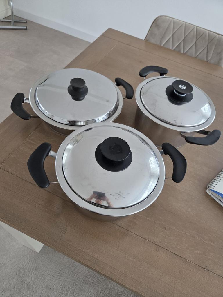 Amc pannen, Huis en Inrichting, Keuken | Potten en Pannen, Ophalen of Verzenden, Zo goed als nieuw, Rvs, Pannenset